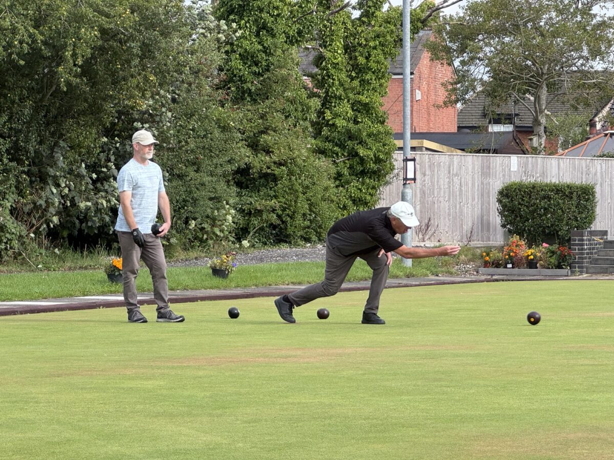 Phil Smallshaw leading off against Dave Williams