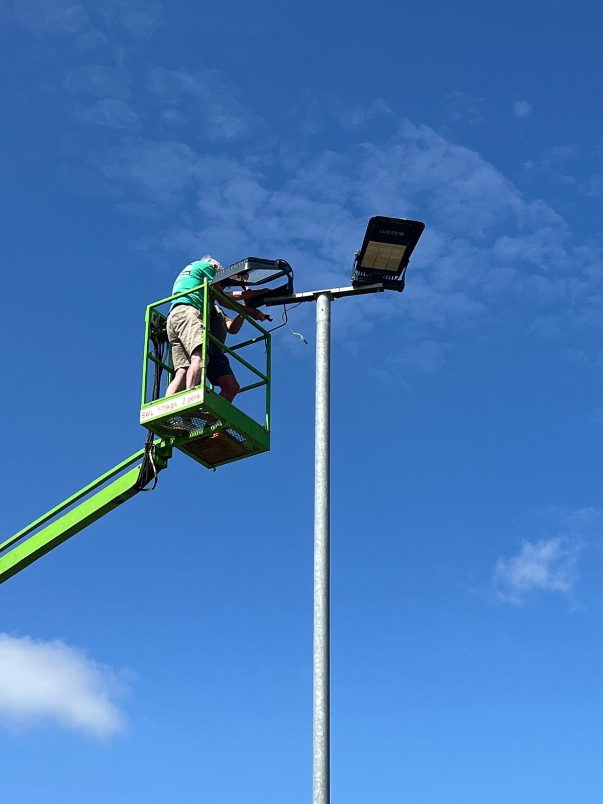 Replacing the faulty floodlight