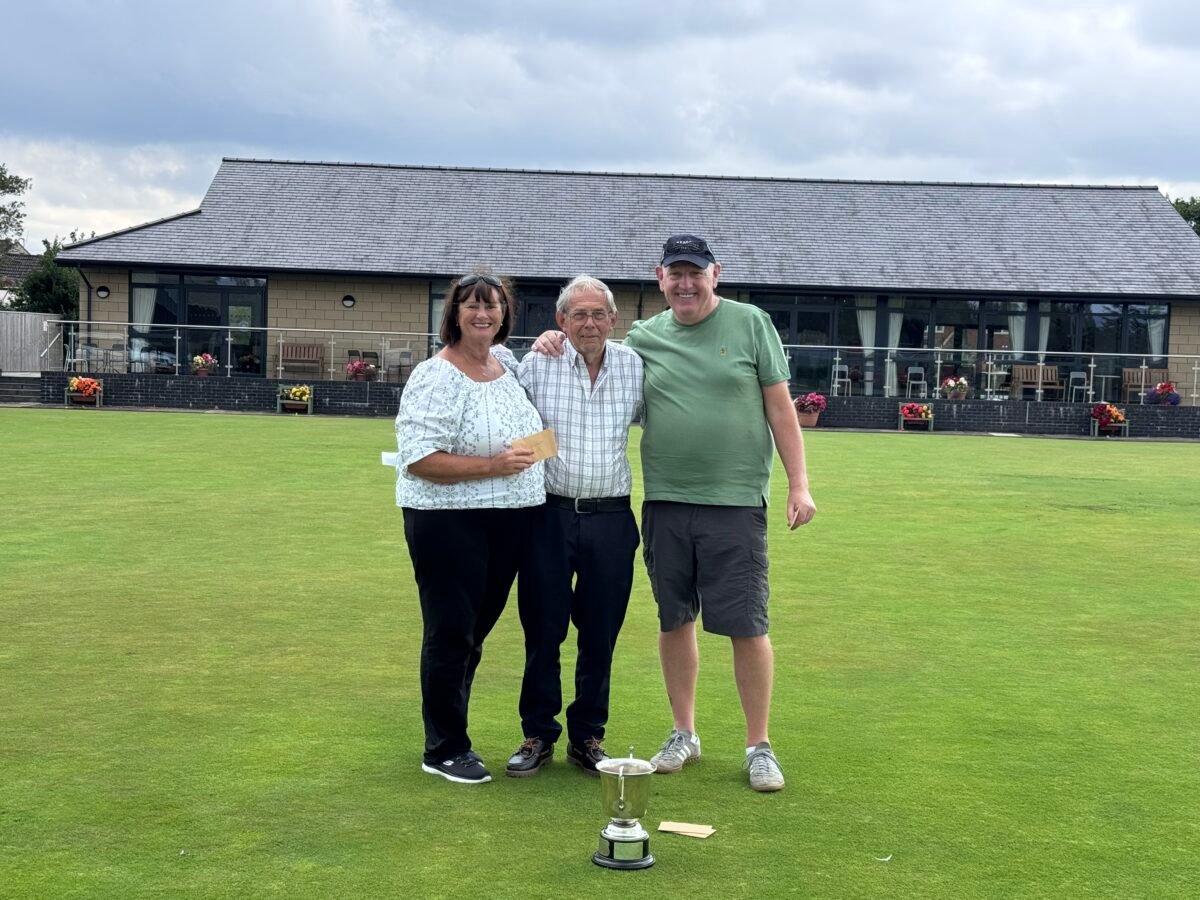 Lynn Roughly and Dave Thompson with chairman Peter Carr